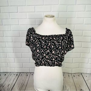 10/$25🦋 H.I.P. Black Floral Stretchy Crop Top - Size XS